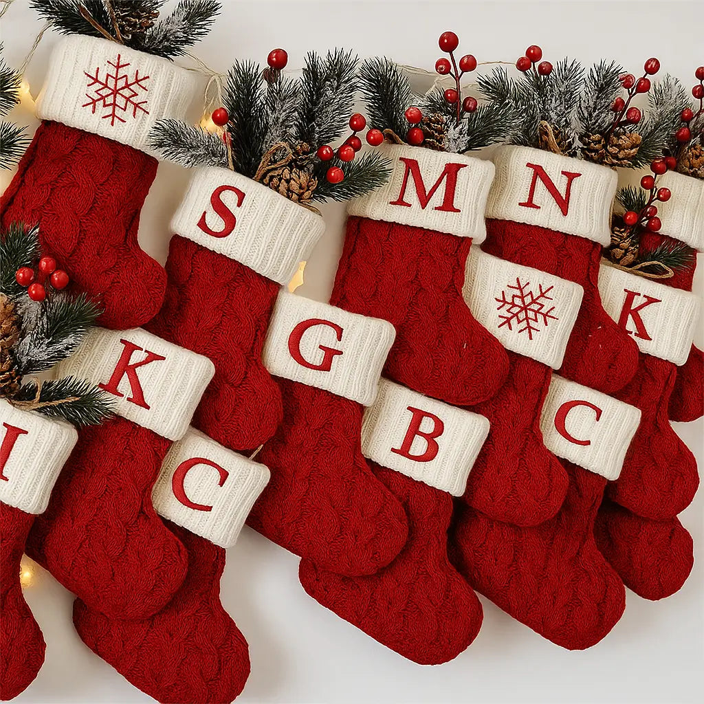 Meia Natalina de Tricô com Letra Bordada – Pingente de Árvore