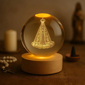 Luminária LED de Cristal Nossa Senhora Aparecida – Base de Madeira