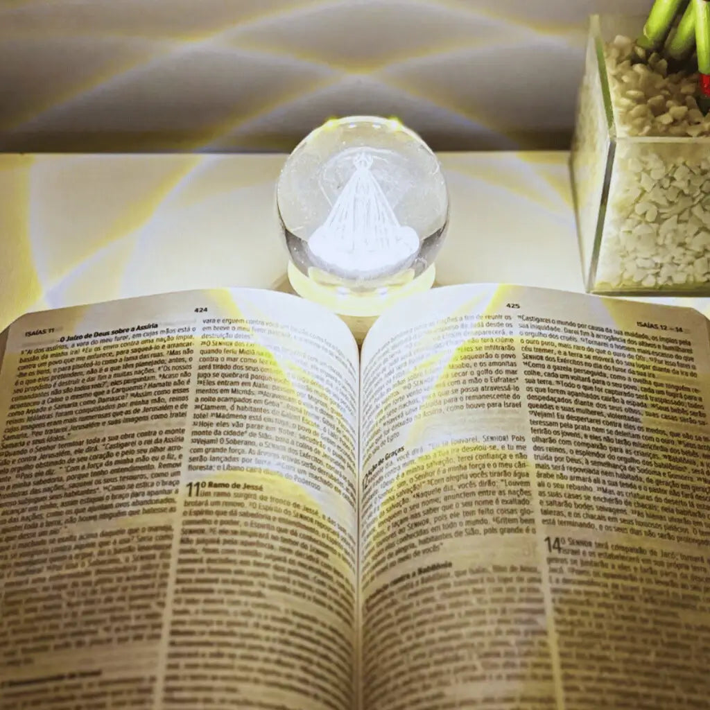 Luminária LED de Cristal Nossa Senhora Aparecida – Base de Madeira