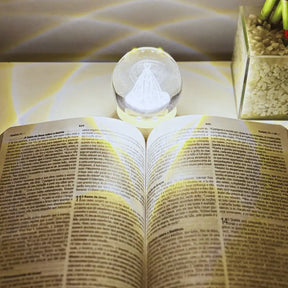 Luminária LED de Cristal Nossa Senhora Aparecida – Base de Madeira